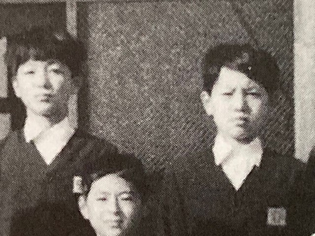 小学校の卒業アルバムで並ぶ増谷さん（右）と渡辺さん（左）＝株式会社プレーン提供