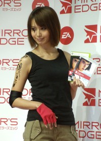 ゲームの主人公「フェイス」のコスプレを披露した加藤夏希＝2008年