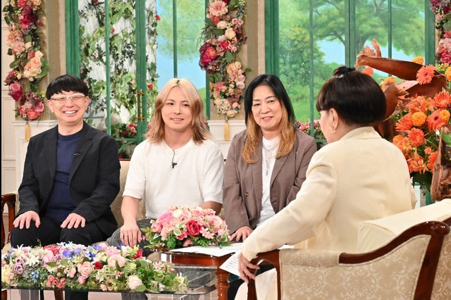 「徹子の部屋」   (右から)黒柳徹子、ジャガー横田、木下大維志くん、木下博勝さん＝テレビ朝日提供