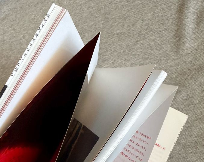 高橋恭司写真集『Midnight Call』（弊社刊、2021年）はページの天をすべて綴じ、読者が覗き込む（切り開いてもいい）構造。近代がその下に埋め立ててきたものを意識した。デザインは米山菜津子さん