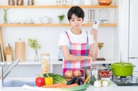 食材を前に頭を悩ます主婦　※この画像はイメージです（Renm/stock.adobe.com）