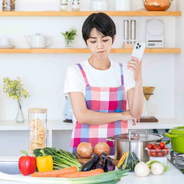 食材を前に頭を悩ます主婦　※この画像はイメージです（Renm/stock.adobe.com）