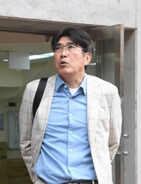 ヤクルトキャンプを訪れた石橋貴明さん＝2025年2月撮影
