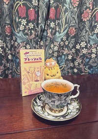 お気に入りのお菓子と紅茶で一息。作業の合間に楽しむ癒やしの時間／たなこさん（@tikwb）提供