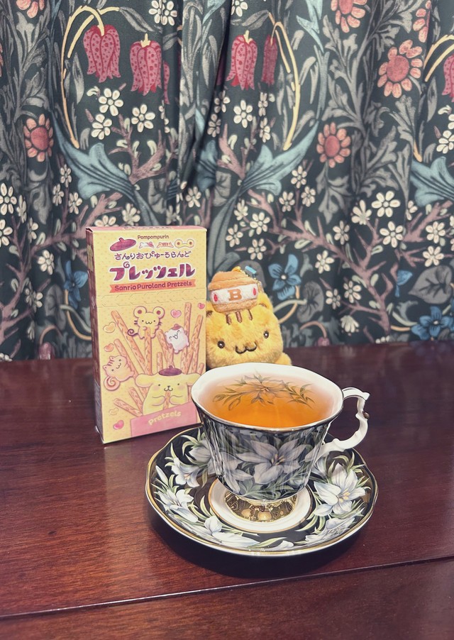 お気に入りのお菓子と紅茶で一息。作業の合間に楽しむ癒やしの時間／たなこさん（@tikwb）提供