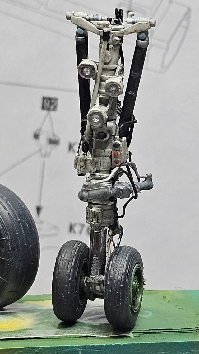 細かい部品が集まった戦闘機のタイヤ付近