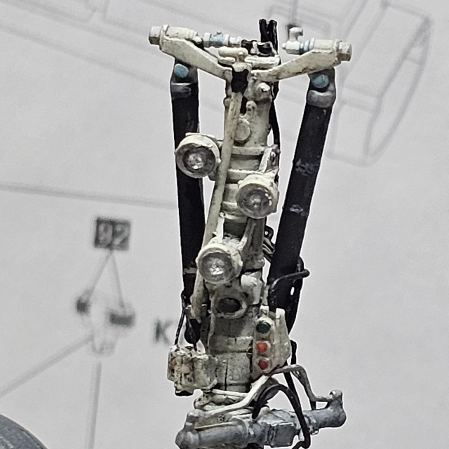 細かい部品が集まった戦闘機のタイヤ付近