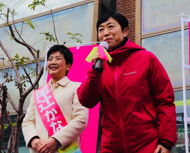 尾辻かな子前衆院議員（左）の応援でマイクを握る辻元清美参院議員＝高槻市内