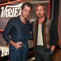 ライアン・ゴズリング（右）と音楽プロデューサーのマーク・ロンソン