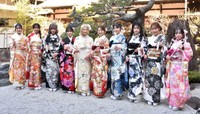 二十歳の集いに参加したNMB48の（左から）中川朋香、西由真、池田典愛、芳賀礼、塩月希依音、坂田心咲、坂下真心、板垣心和、福野杏実、福原琴美（2026年撮影）