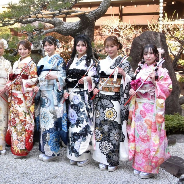 二十歳の集いに参加したNMB48の（左から）中川朋香、西由真、池田典愛、芳賀礼、塩月希依音、坂田心咲、坂下真心、板垣心和、福野杏実、福原琴美（2026年撮影）