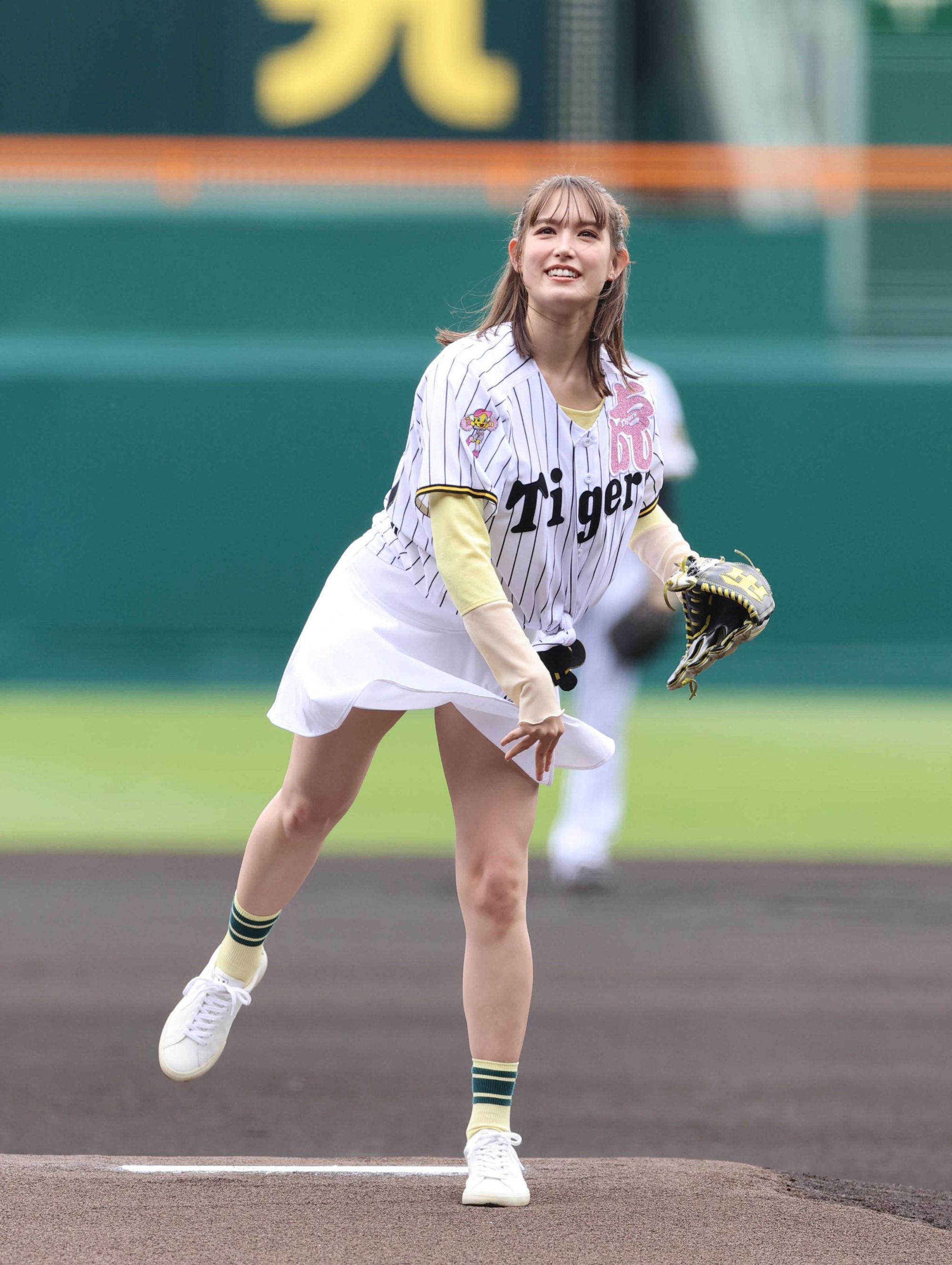 井森美幸57歳のマウンド！スカートふわりトラウデン直美 AKBコンビは