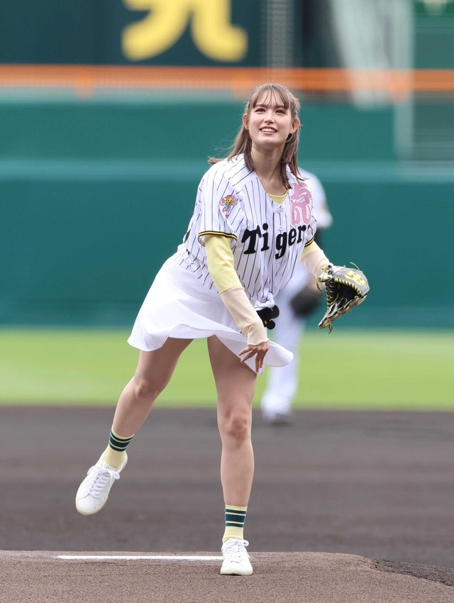 甲子園で始球式を務めたトラウデン直美