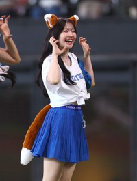 きつねダンスを披露する鈴木愛理＝エスコンフィールド