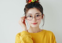 メガネは、眉が隠れずフレームから少し見えるものを選ぼう※画像はAIが作成したイメージです（Maki_Japan/stock.adobe.com）