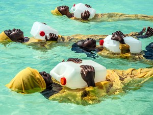 アフリカで泳ぎを学び、解放の瞬間を知った