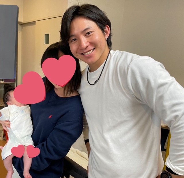 生後間もない息子を抱くのんぴさんと、まだふっくらとした体つきで、優しい表情が印象的な夫/のんぴさん（@sakeyakuzaneko）提供