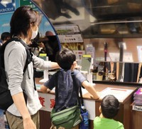 検温して入場する親子