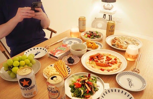 別居婚夫婦の食卓（藤原華さん提供）