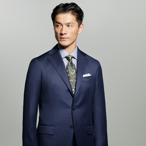 「スーツスクエア」×「フラテッリ・タリア・ディ・デルフィノ」のスーツで一格上のクラス感をまとう