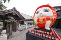 寺院風の山門と高さ２メートルもある巨大な招き猫だるまが目印
