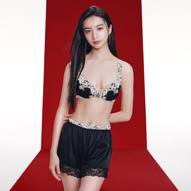 ランジェリーブランド「Intimissimi」（インティミッシミ）のローカルアンバサダー・Koki,を起用した新キャンペーンを公開　Pretty Flowers Gioia スーパープッシュアップブラ（Nero/Ivory）¥11990、Pretty Flowers ブラジリアンキュロット（Nero/Ivory）¥5990、シルク＆レース ショートパンツ（Nero）¥9990 