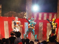 「仮面ライダー豆まき」で豆を投げる（左から）仮面ライダーマジェード、仮面ライダーガッチャード、仮面ライダーゼロワン©石森プロ・テレビ朝日・ADK EM・東映