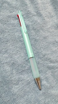 「書きやすい！このペン何処のですか」「写真撮っていいですか？」となり…／羽海野チカ　公式Xより