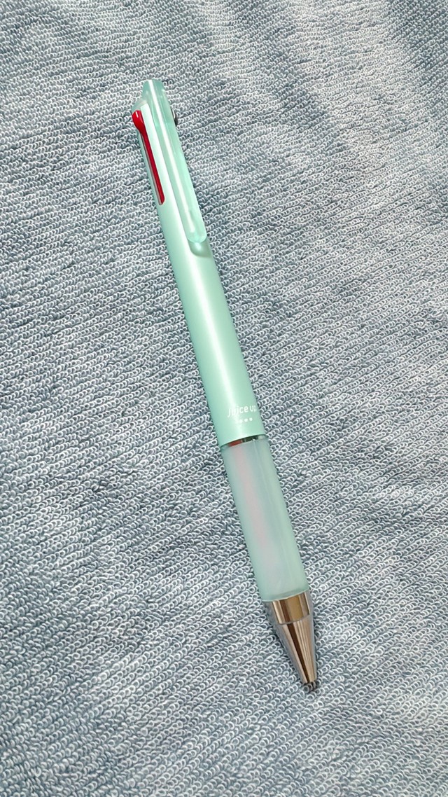 「書きやすい！このペン何処のですか」「写真撮っていいですか？」となり…／羽海野チカ　公式Xより