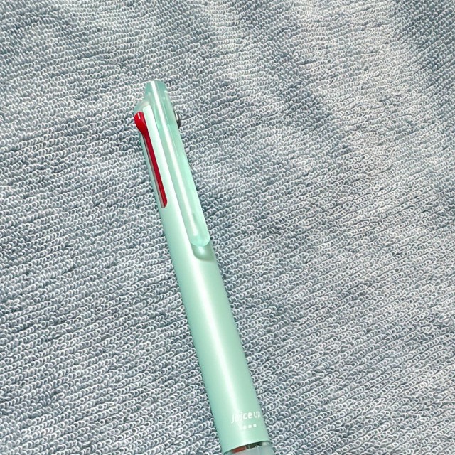 「書きやすい！このペン何処のですか」「写真撮っていいですか？」となり…／羽海野チカ　公式Xより