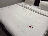 ホテルに入ってベッドを見ると…（三井昌志さん提供）