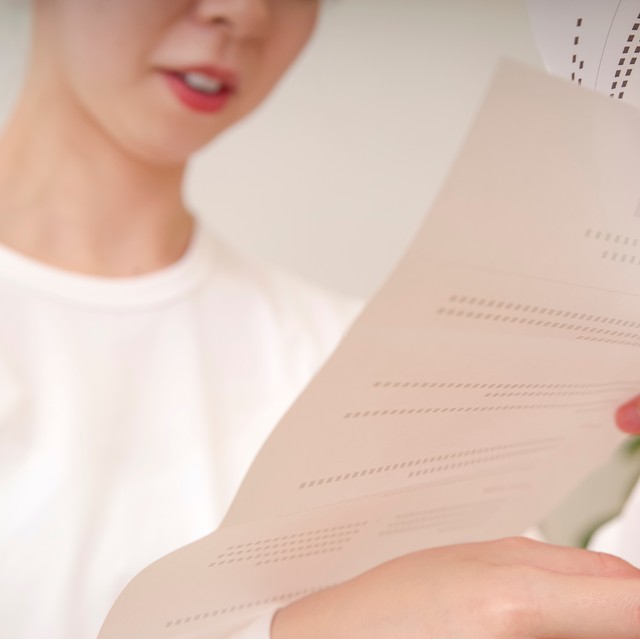 クローゼットから見つけた遺言書にはまさかの記述が…　※画像はイメージです（琢也 栂/stock.adobe.com）