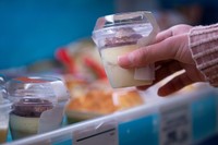 予定していたものとは違う商品に目を奪われてしまう、コンビニでの“ついうっかり”な買い物シーン　※この画像はイメージです（ hakase420/stock.adobe.com）