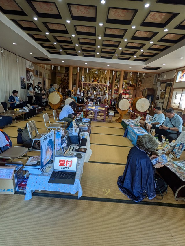 お寺本堂の第一会場（局長さん提供）