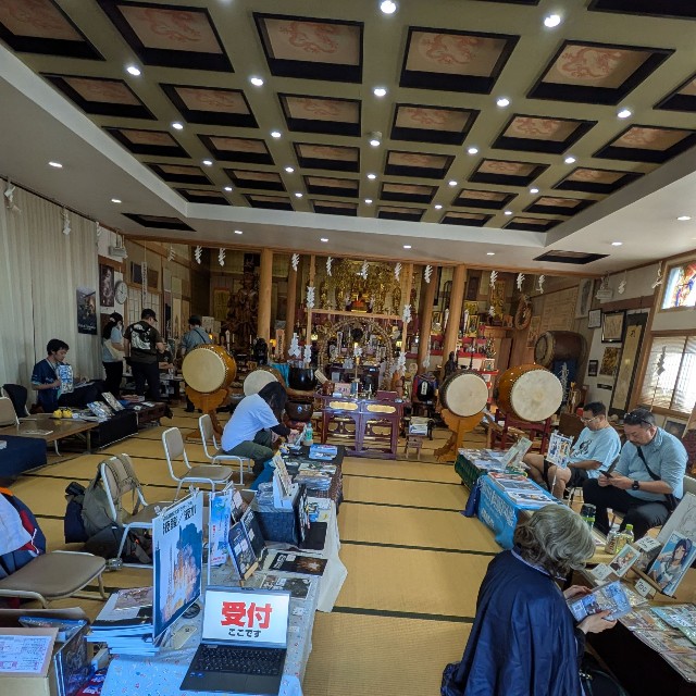 お寺本堂の第一会場（局長さん提供）