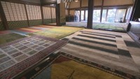 紅葉の時期にあわせ　お寺で「ギャッベ」の展覧会　岡山市・金山寺