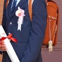 小学校卒業式の日の写真／森山浩隆さん（@hogelone）提供＝画像をトリミングしています