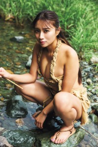 神山みれい（撮影／高橋慶佑　ヘアメイク／mahiro　スタイリング／工藤沙恵（ミタケイショウ））