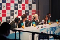 出演者と話す乃木坂４６の黒見明香