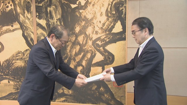 池田知事に意見書を提出する久米川啓委員長