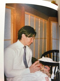 鍛え上げられた腕で息子にミルクを飲ませる夫。減量中も深夜育児を欠かさなかった/のんぴさん（@sakeyakuzaneko）提供