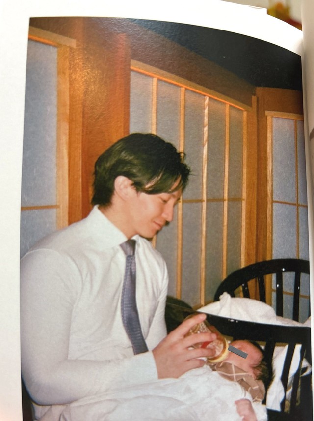 鍛え上げられた腕で息子にミルクを飲ませる夫。減量中も深夜育児を欠かさなかった/のんぴさん（@sakeyakuzaneko）提供