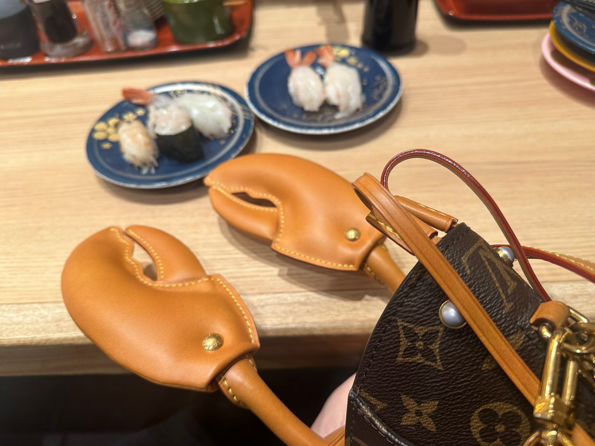 ルイヴィトン エビ 良さが分からない」と批判も…ルイ・ヴィトンの110万円エビ型バッグ