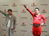 「近江ちゃんぽんの妖精」に扮して登場したダイアン・津田篤宏（右）はポーズを決め、相方・ユースケも同じくポーズを取る