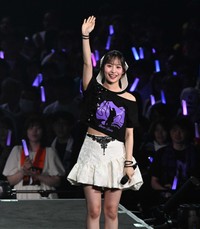 会場に手を振るJuice=Juiceの石山咲良=ぴあアリーナMM