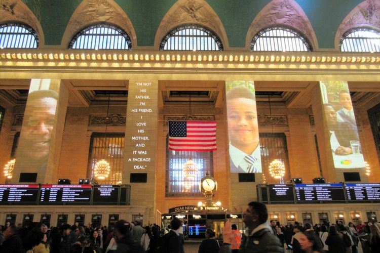 グランドセントラル駅で開催された「ディア・ニューヨーク」のインスタレーション=2025年10月、ニューヨーク、福田宏樹撮影