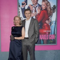 パメラ・アンダーソン（左）とリーアム・ニーソン