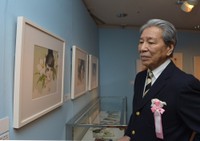 芸名の名付け親でもある恩師・中原淳一さんの作品に見入る俳優の夏木陽介さん（2018年死去、享年81）＝都内（2013年撮影）