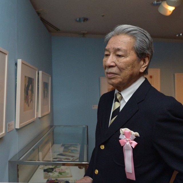 芸名の名付け親でもある恩師・中原淳一さんの作品に見入る俳優の夏木陽介さん（2018年死去、享年81）＝都内（2013年撮影）