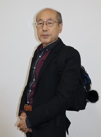 優待券などが詰まったリュックを背負う桐谷広人さん